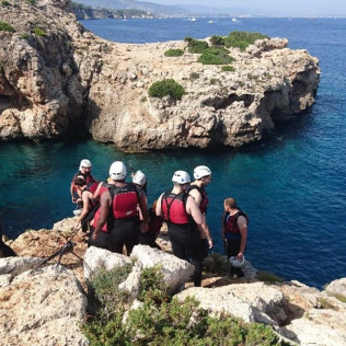 Coasteering Sur: Aventura de Saltos de Acantilado desde la Zona Sur (Paguera, Mallorca)