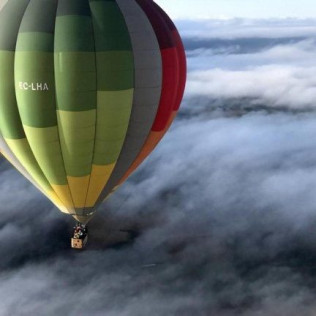 Visita a Bodega y Cata de Vinos en Adegas Condado de Sequeiras y Vuelo en Globo para dos (Lugo)