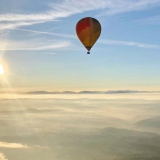 Visita a Bodega y Cata de Vinos en Adegas Condado de Sequeiras y Vuelo en Globo para dos (Lugo)