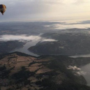 Visita a Bodega y Cata de Vinos en Adegas Condado de Sequeiras y Vuelo en Globo para dos (Lugo)