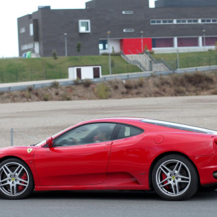 Conducir un Ferrari + Vuelta de reconocimiento (4 Circuitos Largos)