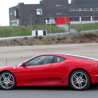 2 Vueltas en Ferrari + Vuelta de Reconocimiento en el Circuito de Jarama  (Madrid)