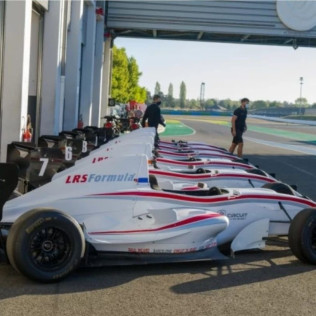Conducir un Fórmula Renault en el Circuito de Magny-Cours Pista Club (Magny-Cours, Francia)