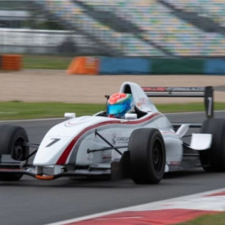 Conducir un Fórmula Renault y 2 vueltas en Fórmula 1 (Magny-Cours, Francia)