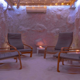 Experiencia romántica: Masaje y Acceso Privado a Cueva de Sal con Botella de Vino o Cava para dos en SalSana (Barcelona)