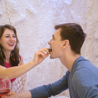 Experiencia romántica: Masaje y Acceso Privado a Cueva de Sal con Botella de Vino o Cava para dos en SalSana (Barcelona)