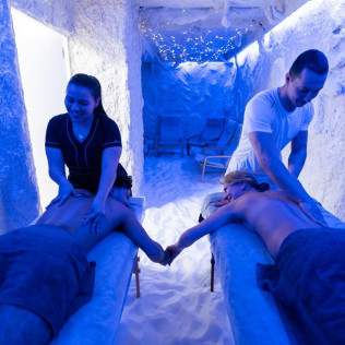 Experiencia romántica: Masaje y Acceso Privado a Cueva de Sal con Botella de Vino o Cava para dos en SalSana (Barcelona)