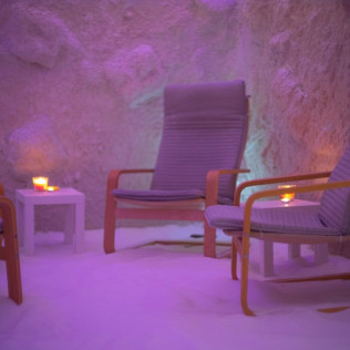 Experiencia romántica: Masaje y Acceso Privado a Cueva de Sal con Botella de Vino o Cava para dos en SalSana (Barcelona)