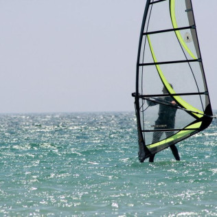 Curso de Surf o Windsurf con Fotos y Vídeos en el Paraje Natural de Punta Entinas (Almerimar, Almería)