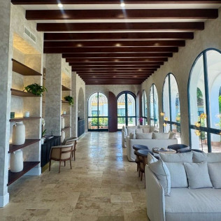 Day Pass: Acceso a Piscina, Hamaca, Crédito Gastronómico y Brocheta de frutas en Inmood San Roque 4* (San Roque, Cádiz)