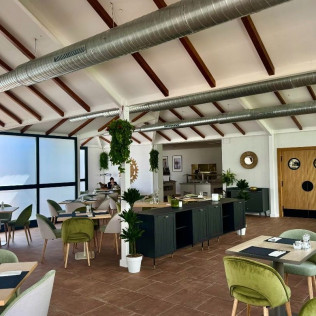 Day Pass: Acceso a Piscina, Hamaca, Crédito Gastronómico y Brocheta de frutas en Inmood San Roque 4* (San Roque, Cádiz)