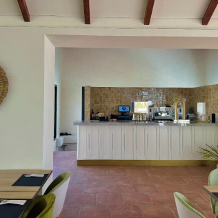 Day Pass: Acceso a Piscina, Hamaca, Crédito Gastronómico y Brocheta de frutas en Inmood San Roque 4* (San Roque, Cádiz)