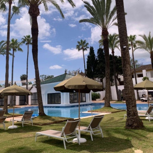 Day Pass: Acceso a Piscina, Hamaca, Crédito Gastronómico y Brocheta de frutas en Inmood San Roque 4* (San Roque, Cádiz)