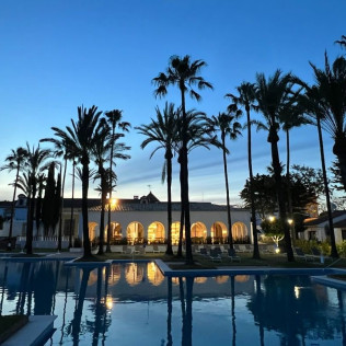 Day Pass: Acceso a Piscina, Hamaca, Crédito Gastronómico y Brocheta de frutas en Inmood San Roque 4* (San Roque, Cádiz)