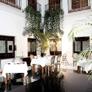 Day Pass de Verano: Circuito Spa, Acceso a la Piscina y Comida para dos en Hospes Palacio del Bailío 5* (Córdoba)