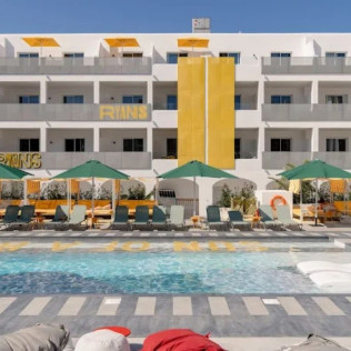 Day Pass con Comida y Bebida en Ryans Lolas 4* (Ibiza)