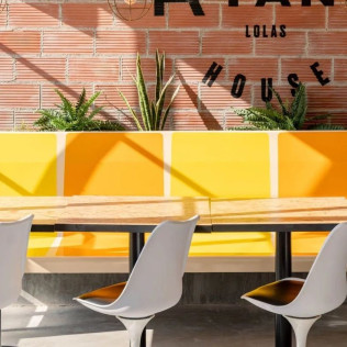 Day Pass con Comida y Bebida en Ryans Lolas 4* (Ibiza)