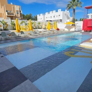 Day Pass con Comida y Bebida en Ryans Lolas 4* (Ibiza)