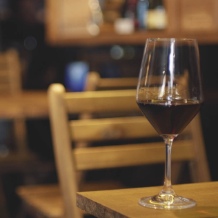 Degustación de Rabo de Toro y Botella de Vino Tinto para dos (Madrid)