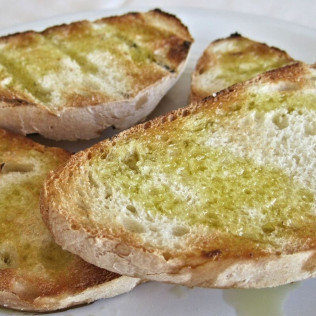 Visita a Bodega, Desayuno de Tenedor y Cata de Vinos y Aceite para dos en Mas Blanch i Jové (Lleida)