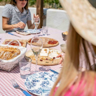 Desayuno entre Viñedos, Visita y Cata para dos en Cava Rovellats (Barcelona)