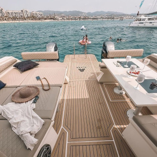 Paseo en Catamarán con Cena Romántica y Noche a Bordo para dos (Barcelona)