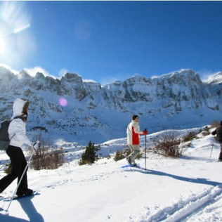 Escapada Dormir en la Nieve: Cena, Noche, Desayuno, Moto de Nieve, Raquetas de nieve y Construcción de Iglús para dos (Huesca)