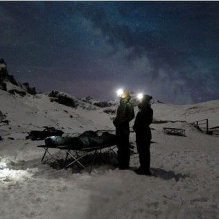 Escapada Dormir en la Nieve: Cena, Noche, Desayuno, Moto de Nieve, Raquetas de nieve y Construcción de Iglús para dos (Huesca)