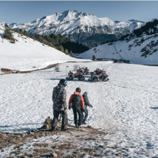 Escapada Dormir en la Nieve: Cena, Noche, Desayuno, Moto de Nieve, Raquetas de nieve y Construcción de Iglús para dos (Huesca)