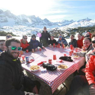 Escapada Dormir en la Nieve: Cena, Noche, Desayuno, Moto de Nieve, Raquetas de nieve y Construcción de Iglús para dos (Huesca)