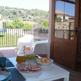 Escapada en Habitación Doble con Jacuzzi y Desayuno en El Esquileo (Buitrago del Lozoya, Madrid)