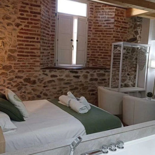 Escapada en Habitación Doble con Jacuzzi y Desayuno en El Esquileo (Buitrago del Lozoya, Madrid)