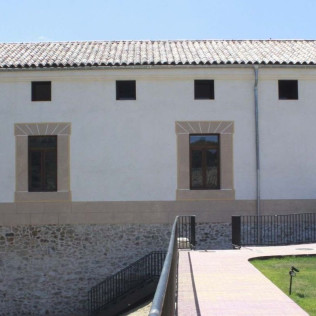 Escapada en Habitación Doble con Jacuzzi y Desayuno en El Esquileo (Buitrago del Lozoya, Madrid)