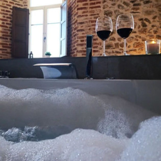 Escapada en Habitación Doble con Jacuzzi y Desayuno en El Esquileo (Buitrago del Lozoya, Madrid)