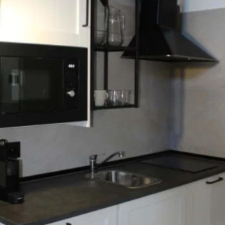 Escapada en Habitación Doble con Jacuzzi y Desayuno en El Esquileo (Buitrago del Lozoya, Madrid)