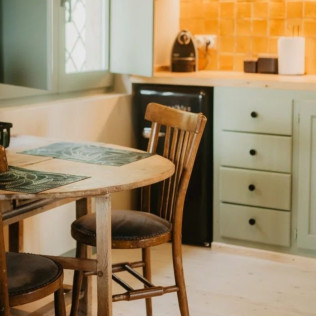 Escapada con Desayuno y Bañera en Suite Romaní en Mas el Mir (Girona)