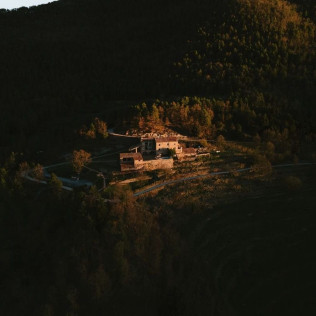 Escapada con Desayuno y Bañera en Suite Romaní en Mas el Mir (Girona)