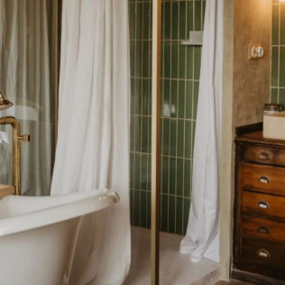Escapada con Desayuno y Bañera en Suite Romaní en Mas el Mir (Girona)