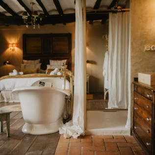 Escapada con Desayuno y Bañera en Suite Romaní en Mas el Mir (Girona)