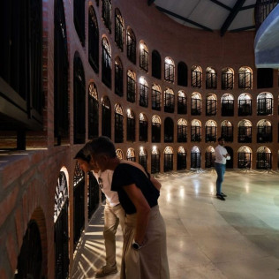 Visita Premium a Bodega y Viñedos Pradorey con Cata Dirigida de 3 Vinos de Alta Gama para dos (Gumiel de Mercado, Burgos) 