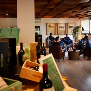 Visita a Bodega Montecillo con Taller de Barricas, Cata de Vinos Premium y Picnic (Navarrete, La Rioja)