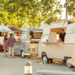 Food, Music & Cinema: Entradas para dos con Comida y Bebida al Autocine Madrid (Madrid)