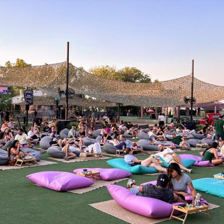 Food, Music & Cinema: Entradas para dos con Comida y Bebida al Autocine Madrid (Madrid)