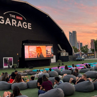 Food, Music & Cinema: Entradas para dos con Comida y Bebida al Autocine Madrid (Madrid)