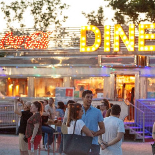 Food, Music & Cinema: Entradas para dos con Comida y Bebida al Autocine Madrid (Madrid)