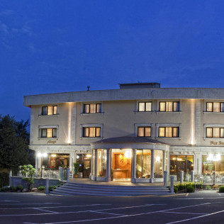 Escapada de 2 noches en Suite Junior con Bañera Hidromasaje, Cava, Bombones y Cena en Hotel Os Olivos 3*S (A Coruña)