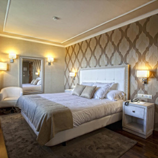 Escapada de 2 noches en Suite Junior con Bañera Hidromasaje, Cava, Bombones y Cena en Hotel Os Olivos 3*S (A Coruña)