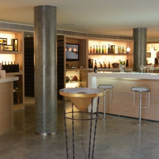 Escapada en Hotel Can Alemany y Visita a la Celler Kripta con Degustación para dos (Barcelona)