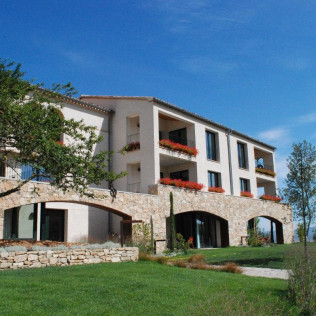 Escapada en Hotel Can Alemany y Visita a la Celler Kripta con Degustación para dos (Barcelona)