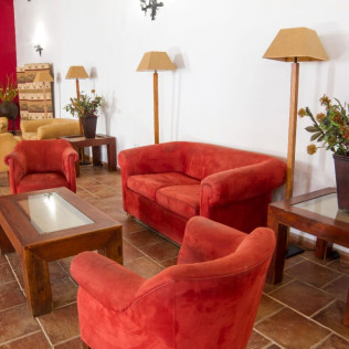 Escapada de 2 Noches con Cena en Hotel Bodega El Moral 4* y Visita guiada a Bodega las Encomiendas (Ribera del Fresno, Badajoz)